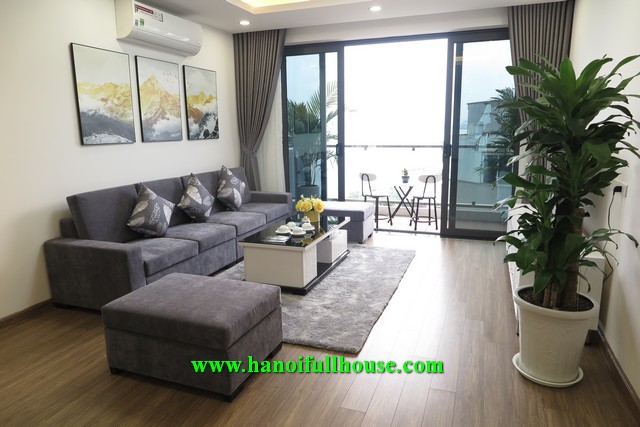 Căn hộ dịch vụ phố Xuân Diệu, ban công lớn, view hồ, 3 phòng ngủ cho thuê.