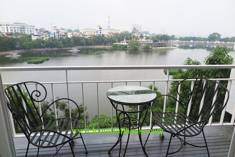 Cho thuê căn hộ Duplex tầng Top với 2 phòng ngủ view hồ Trúc Bạch tuyệt đẹp
