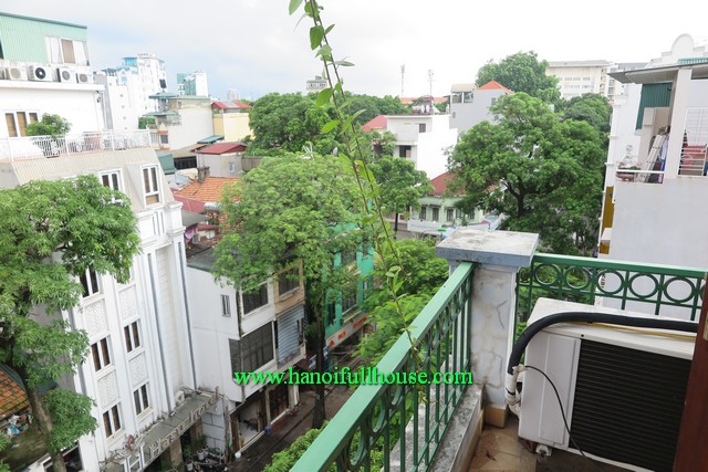 A balcony serviced apartment-1 bedroom nearby Old Quarter Ha Noi & Truc Bach Lake 