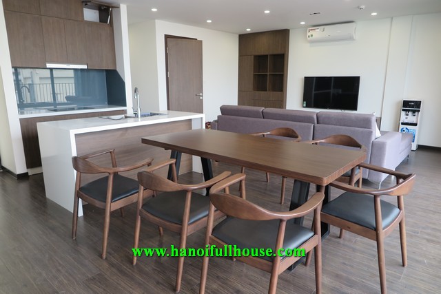 Cho thuê căn hộ dịch vụ 2 phòng ngủ, nội thất nhập khẩu, view hồ Tây, ban công rộng phố Tô Ngọc Vân