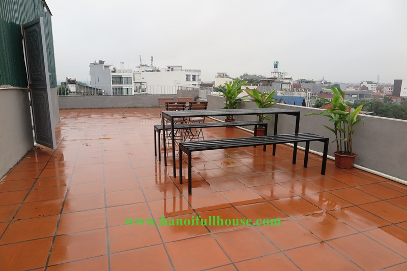 Căn hộ dịch vụ 01 phòng ngủ tại Tây Hồ, sân thượng nhìn ra hồ ở đường Tô Ngọc Vân