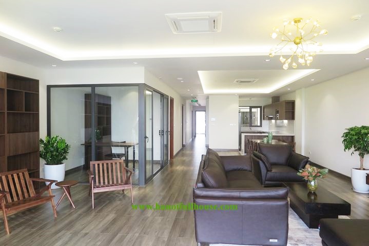 Căn hộ 3 phòng ngủ sang trọng, phong cách Châu Âu view hồ tại Âu Cơ cho thuê