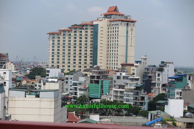 Cho thuê tầng thượng 200m2 view đẹp tuyệt vời, nhìn ra hồ Trúc Bạch làm nhà hàng, cafe,...