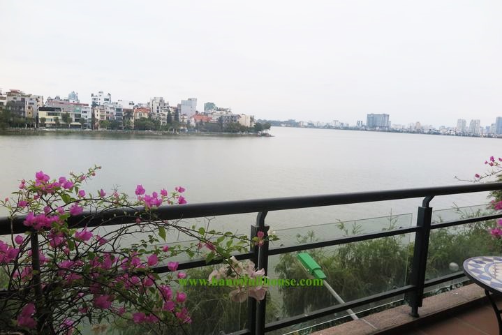Căn hộ 2 phòng ngủ dịch vụ chuyên nghiệp có ban công nhìn toàn cảnh hồ Tây cho thuê
