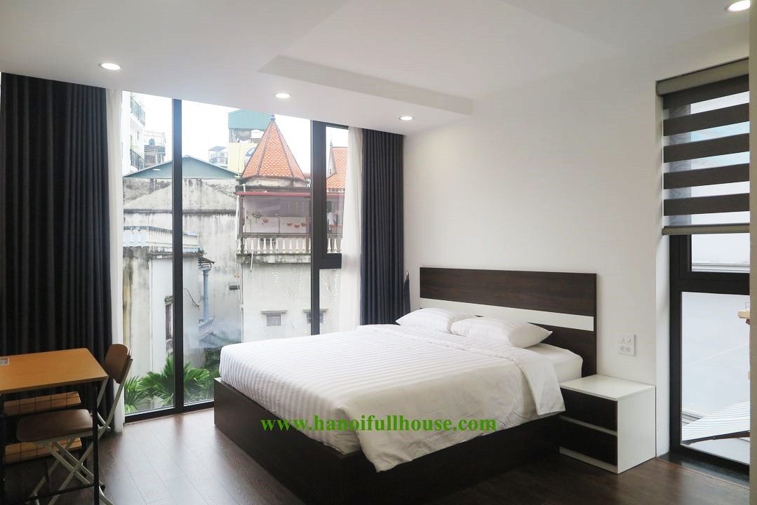 Cho thuê căn hộ 2 phòng ngủ với ban công nhiều ánh sáng, nội thất cao cấp ở Tây Hồ