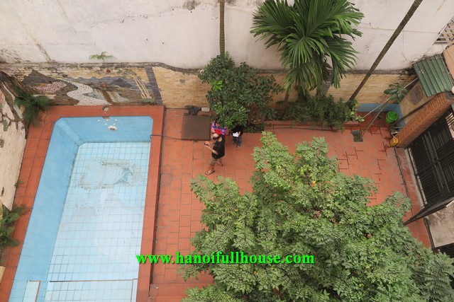 Cho thuê nhà sân vườn, bể bơi, gara ô tô đỗ cửa, 4 phòng ngủ, đầy đủ nội thất giá rẻ.