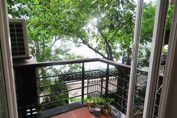 Cho thuê căn hộ dịch vụ 2 phòng ngủ đẹp, rộng 120m2 view hồ Tây, chỉ $750/ tháng