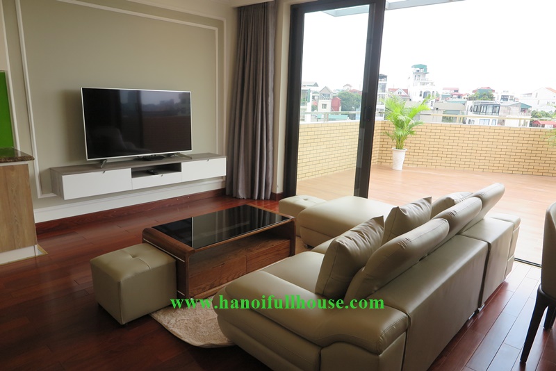 Luxury apartment for expats family in Hanoi, 02 big bedrooms, lake view, balcony.