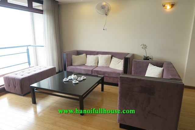 Căn hộ 2 phòng ngủ, mặt phố Quảng An, ban công rộng, view Hồ Tây cho thuê.