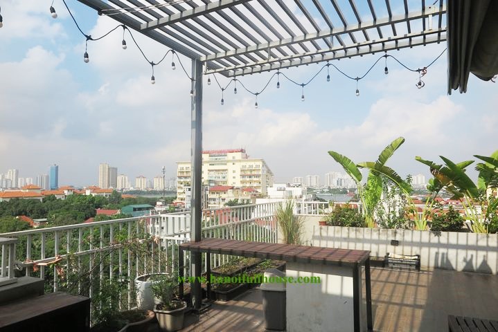Cho thuê căn hộ 3 phòng ngủ đẹp view hồ Tây, công viên tại phố Tô Ngọc Vân