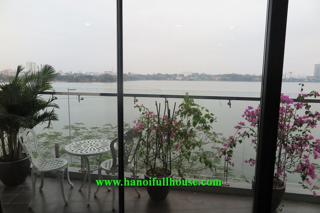 Cho thuê căn hộ dịch vụ tuyệt đẹp mặt Hồ Tây, Làng Yên Phụ với ban công và sân thượng cực rộng.