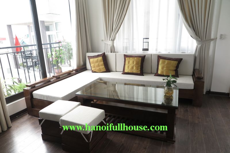 Căn hộ 2 phòng ngủ diện tích 100 m2/ sàn, ban công dài nhìn ra Hồ Tây ở Đặng Thai Mai