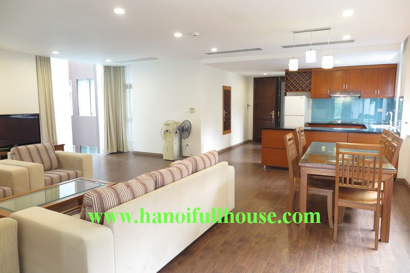 Căn hộ dịch vụ 2 phòng ngủ, tầng cao, ban công rộng các phòng ở Quảng Khánh 