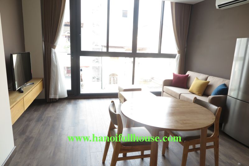 Căn hộ dịch vụ 1 phòng ngủ đủ đồ cao cấp ở Đặng Thai Mai, Tây Hồ. 