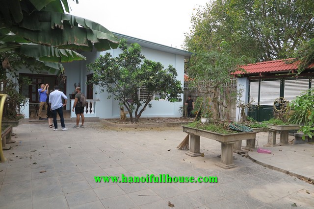 Nhà vườn đẹp, hiện đại với diện tích đất lên đến 400 m2, đường to, rộng, khu vực yên tĩnh, an ninh tốt.