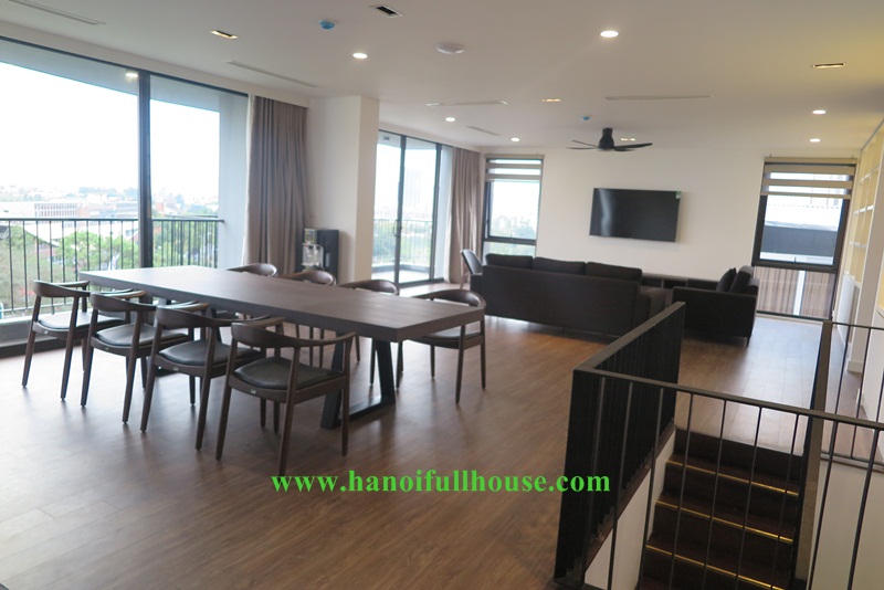 Căn hộ Duplex 3 phòng ngủ ở Tây Hồ, diện tích 240 m2, ban công rộng, nhìn toàn cảnh ra Hồ Tây.