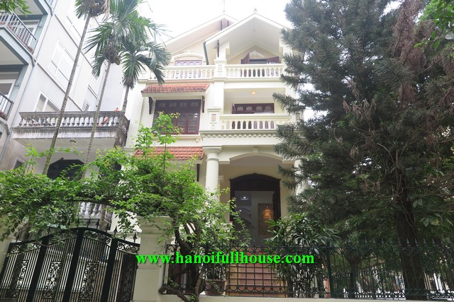 Cho thuê căn nhà tuyệt đẹp, mang phong cách riêng biệt vừa cổ điển vừa hiện đại với sân vườn cực đẹp.