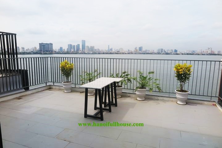 Căn hộ 2 ngủ với ban công lớn view hồ Tây siêu đẹp tại làng Yên Phụ cho thuê