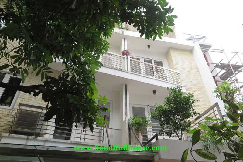 Cho thuê nhà riêng 5 phòng ngủ gần Hồ Tây, đầy đủ nội thất, rộng rãi, thoáng mát 