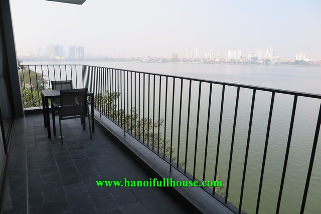 Cho thuê căn hộ dịch vụ 4 phòng ngủ, mặt Hồ Tây, nội thất hiện đại, sang trọng.