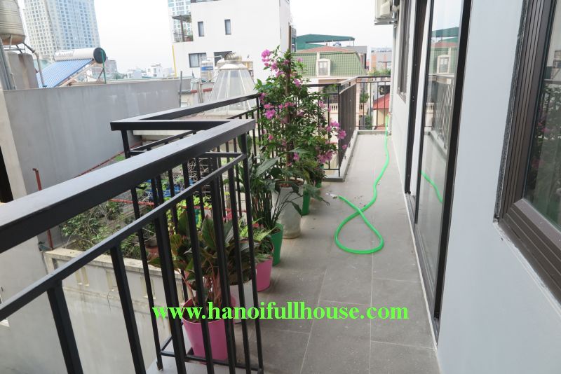 2 bedroom apartment with area of 100 m2 / floor, long balcony overlooking West Lake in Dang Thai Mai