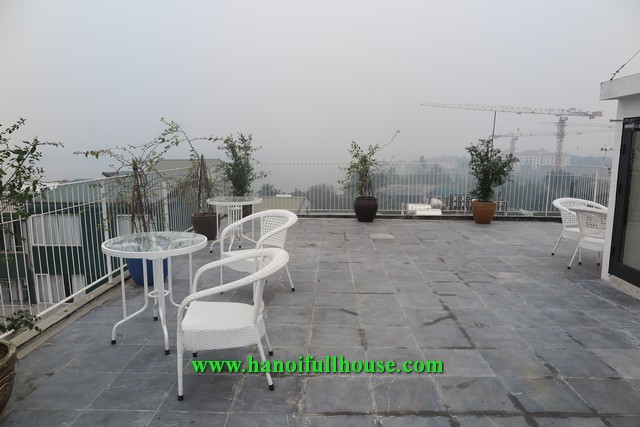 Căn hộ 2 phòng ngủ, view hồ, ban công rộng, sân thượng đẹp cho thuê.