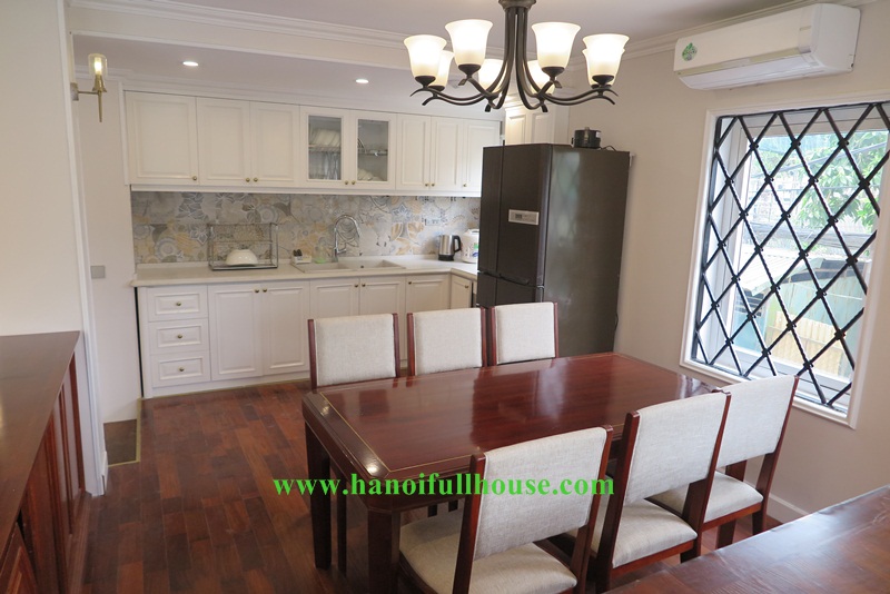 Căn hộ duplex sang trọng 3 phòng ngủ ở Đặng Thai Mai nhìn ra Hồ Tây, gara ô tô cho thuê