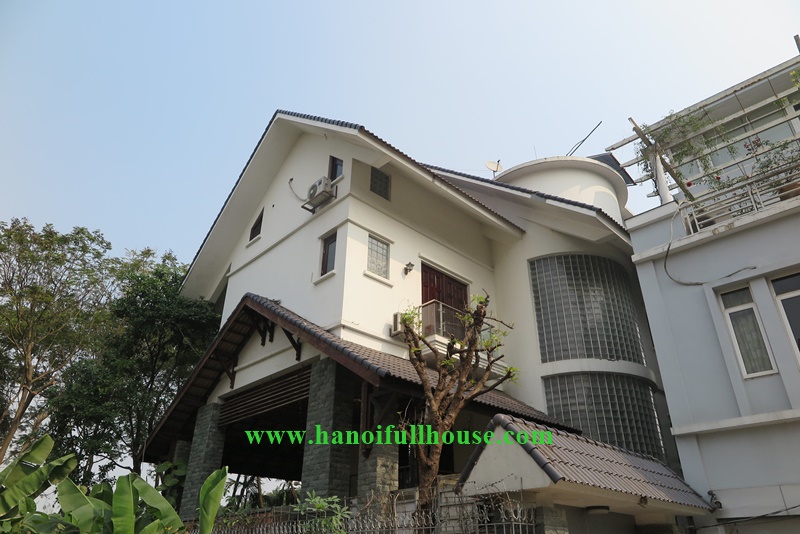 Biệt thự Vườn Đào cho thuê làm văn phòng, diện tích 360m2 sân vườn rộng, trên đường Lạc Long Quân.