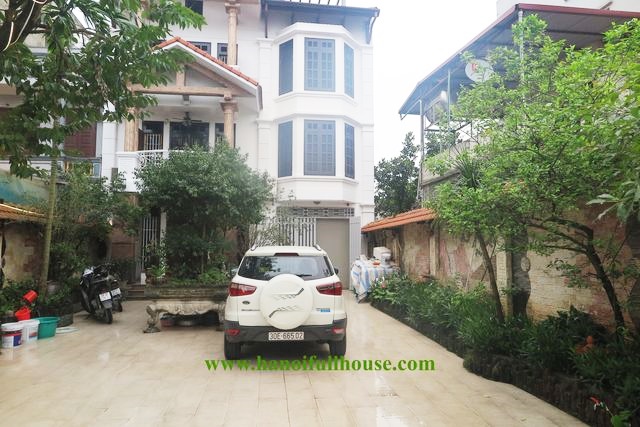 Cho thuê căn biệt thự Pháp rộng hơn 300m2, có garage ô tô ngay sát Mipec Long Biên