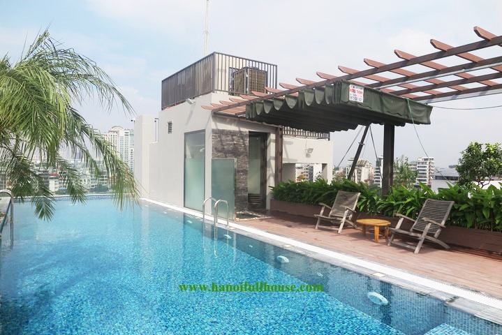 Cho thuê căn hộ 2 phòng ngủ đẹp, hiện đại, với bể bơi siêu rộng tại quận Tây Hồ