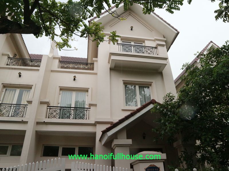 Cho thuê biệt thự sân vườn 05 phòng ngủ Vinhomes Riverside khu Hoa Sữa .