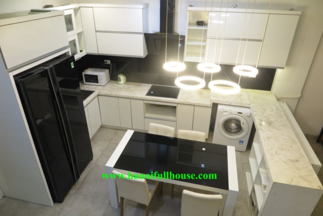 Giá siêu rẻ cho căn hộ 3 phòng ngủ ở phố Đặng Thai Mai, cách hồ 100 m.