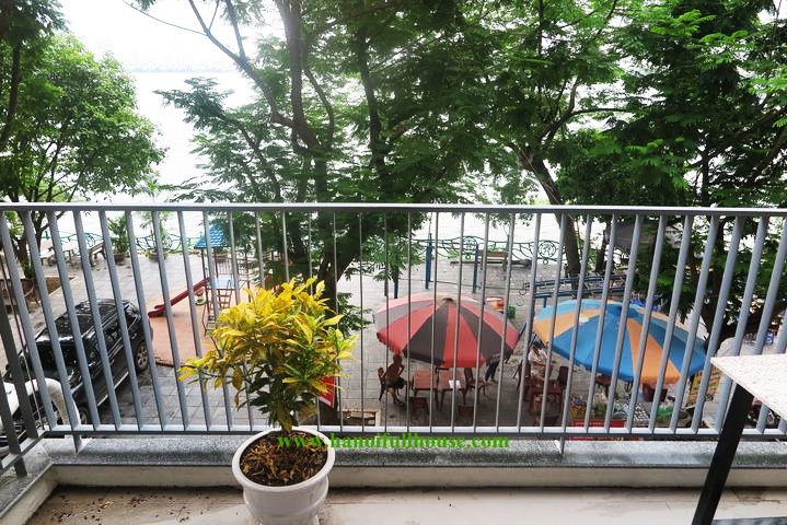Căn hộ dịch vụ mới tinh với ban công rộng view hồ Tây cho thuê ở Yên Phụ