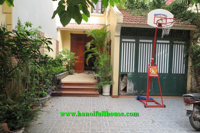 Nhà vườn với diện tích lên đến 200 m2, có gara ô tô, phố An Dương, quận Tây Hồ cho thuê.