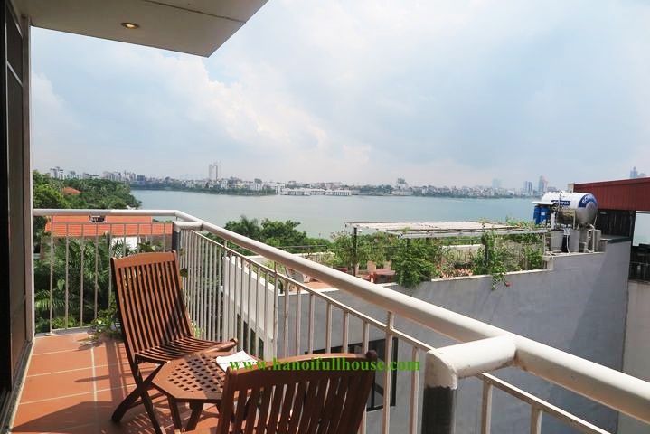 Căn hộ 3 phòng ngủ có ban công lớn view hồ Tây cho thuê