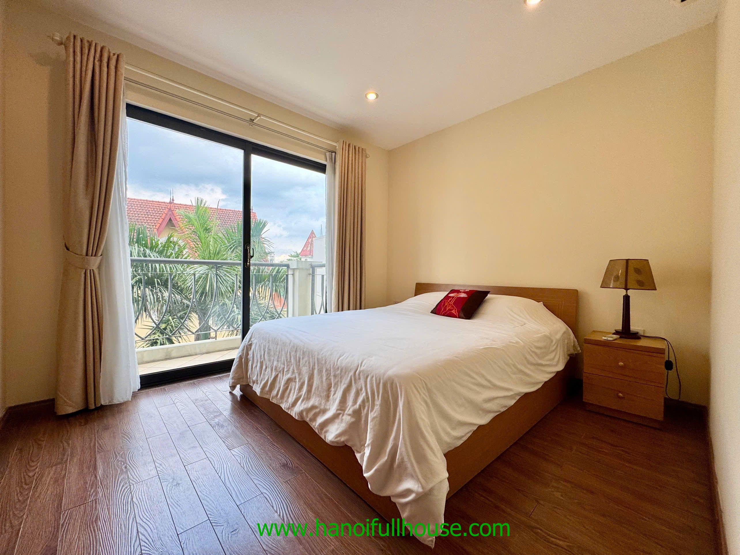 2 bedroom apartment with balcony, lots of light on Au Co str for rent