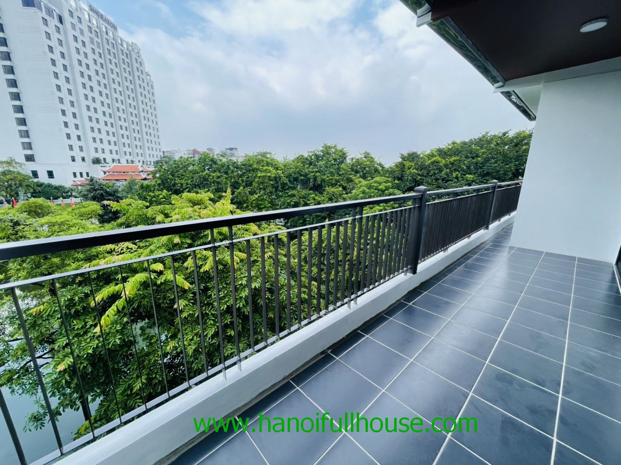 Lake view apartment with 4 bedrooms in West lake for lease