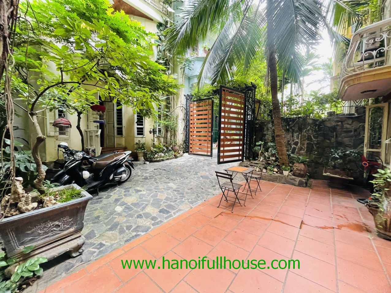 Beatiful garden house in Dong Da dist, Hanoi. Fully furnished, 2 bedroom, wood floor