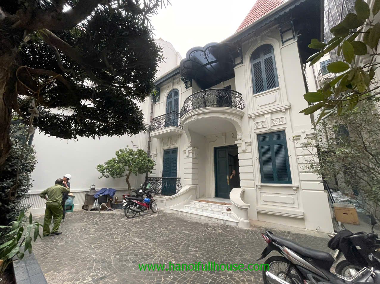 Biệt thự siêu khủng, sân vườn , thang máy ở Quận Hoàn Kiếm cho thuê.