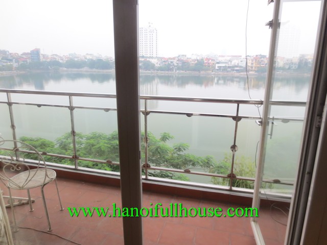 Căn hộ dịch vụ 2 tầng gồm 3 phòng ngủ cho thuê ở mặt hồ Tây, quận Tây Hồ, HN