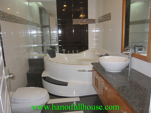 Cheap apartment with 3 bedrooms rental in Tay Ho dist, Ha Noi