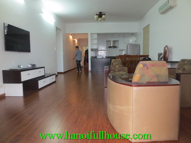 4 bedroom apartment for rent in Ba Dinh dist. Its in corner with nice view