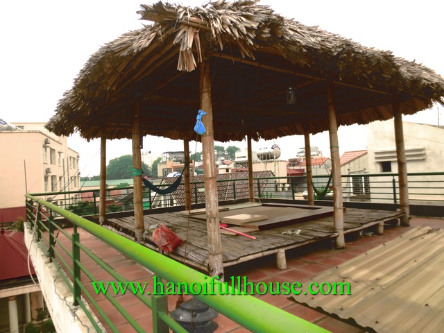 Căn nhà có sân thượng, view Hồ Tây, ban công và nhiều ánh sáng cho thuê
