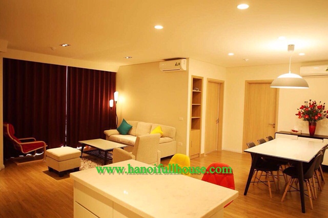 Cho thuê căn hộ ba phòng ngủ, thiết kế thông minh, nội thất mới ở Mipec Long Biên