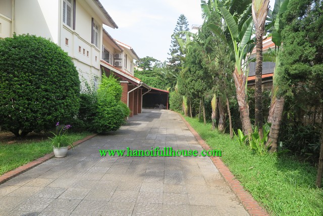 Big yard, garden & pool villa in West Lake area, Tay Ho dist for lease 