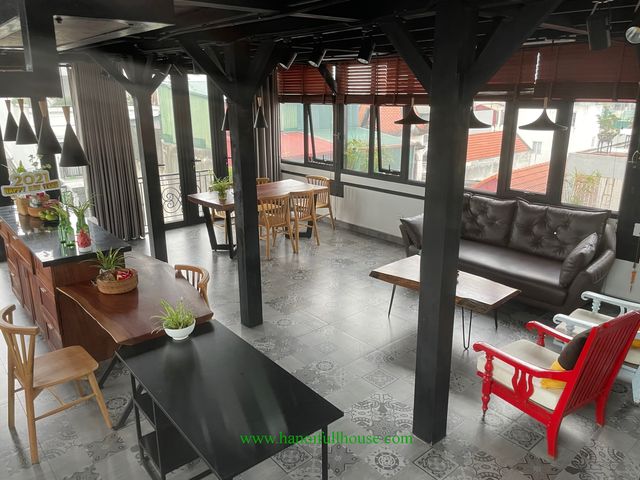 Căn hộ Penthouse đủ dịch vụ, nhiều ánh sáng ở Tây Hồ cho thuê