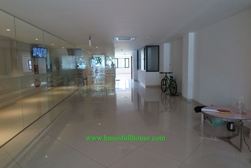 Cho thuê mặt bằng tầng 1 siêu đẹp, thông sàn view hồ Tây làm văn phòng, ngân hàng, showroom,..v.v