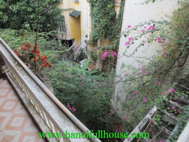 Nice house with 4 BRs for rent in Dong Da dist. Courtyard, balconies, new furnitures
