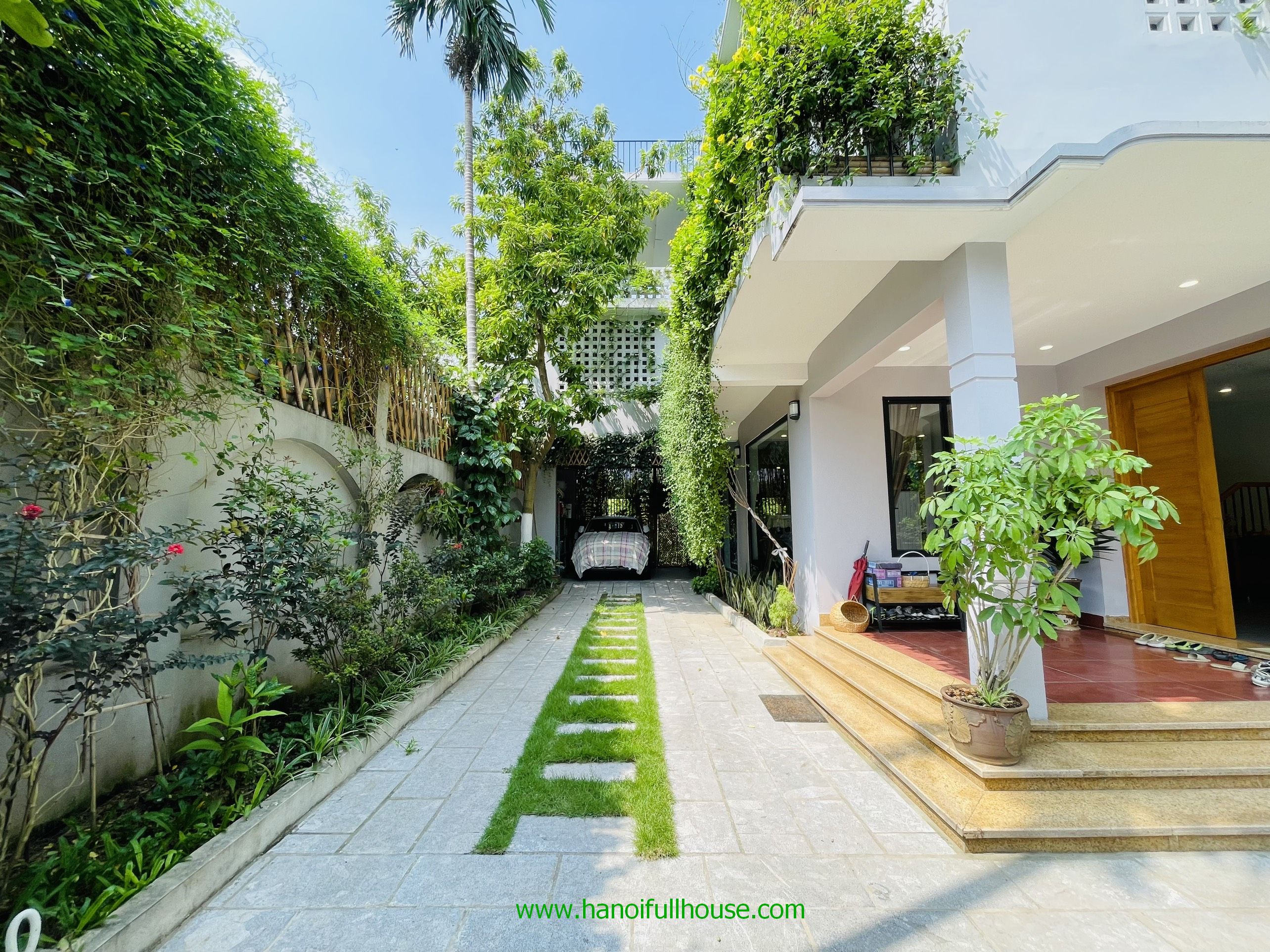Wonderful River Villa with large garden in Long Bien for lease