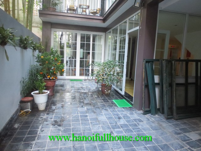 3 bedroom apartment for rent in Dang Thai Mai street, Tay Ho dist, Ha Noi city